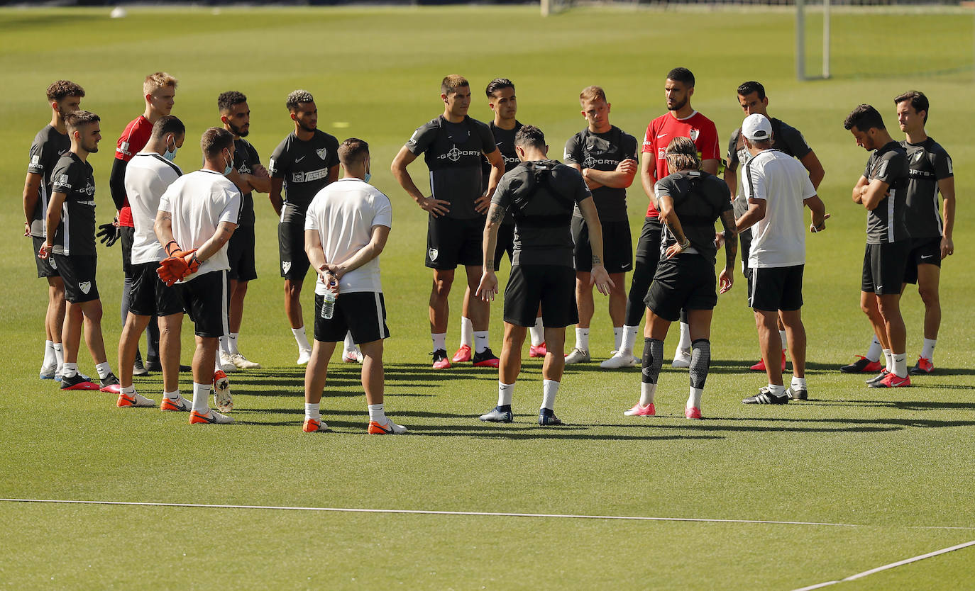 El trabajo se divide en dos sesiones con máximo 14 jugadores por cada una. Un paso intermedio antes de poder avanzar al regreso efectivo de los entrenamientos con toda la plantilla. Está previsto que el Málaga tenga sobre diez días de jornadas para entrenar con todos los disponibles a la vez antes de que arranque de nuevo la competición. 