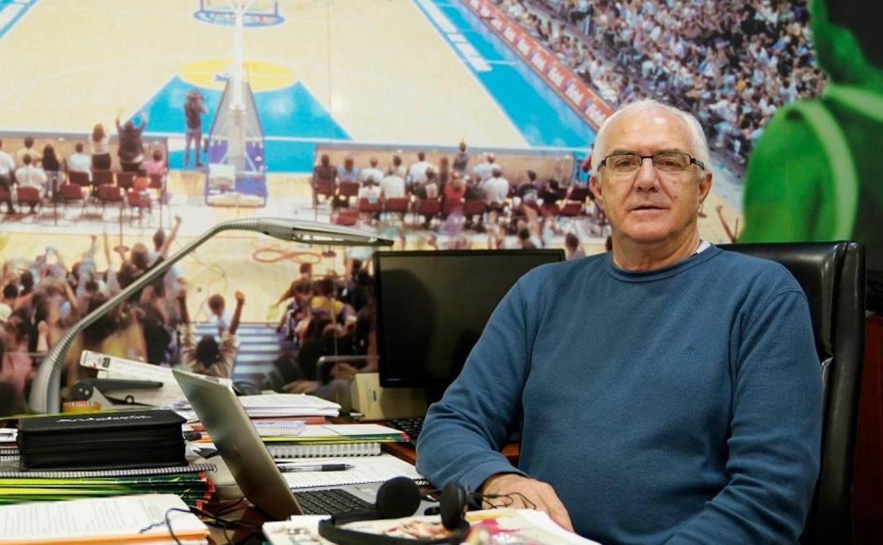 El director deportivo del Unicaja, Manolo Rubia, en su despacho de Los Guindos. 