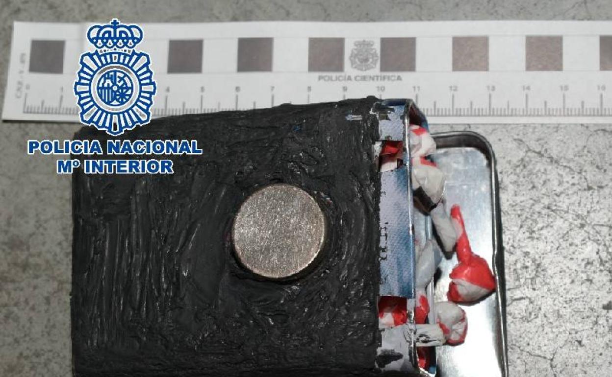 ecipiente metálico en el que el último detenido transportaba la droga a domicilio. 