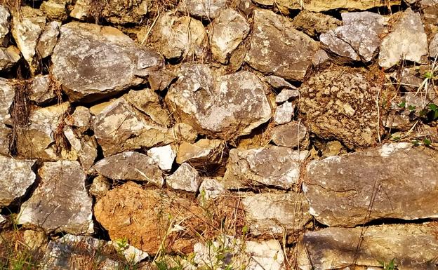 Imagen principal - Arriba, esta construcción usa distintos tamaños de piedra. FOTO: Adolfo Moyano. Abajo, a la izquierda, bancales de subtropicales en Frigiliana. A la derecha, escalones en un balate.