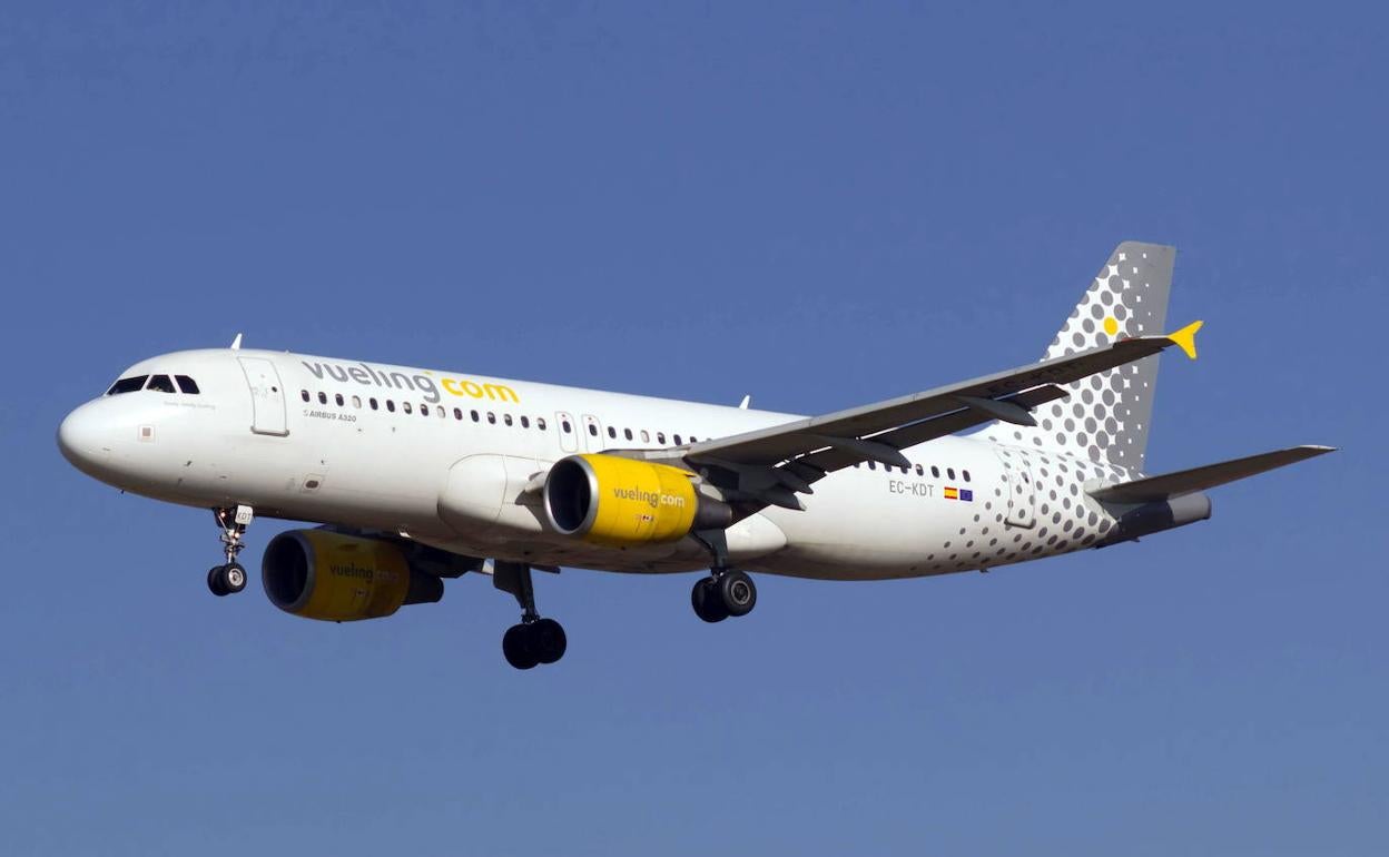 Avión de Vueling, tras despegar del aeropuerto de Málaga. 