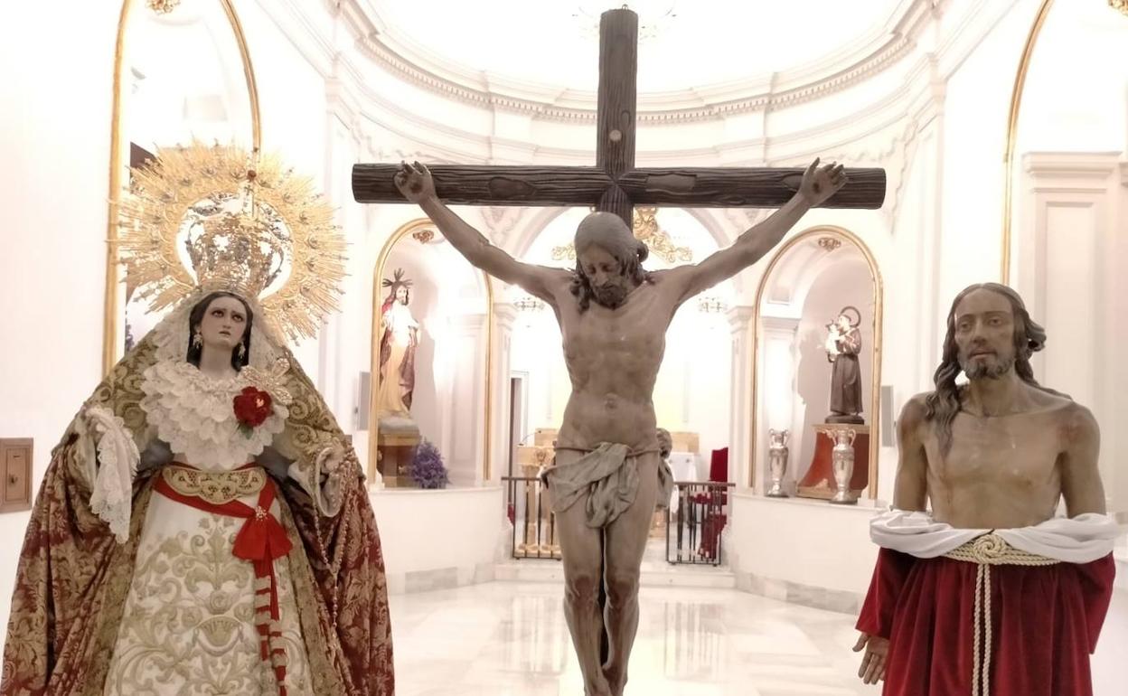 Las imágenes han sido colocadas en el centro del templo para acercarlas a los fieles. 