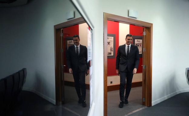 El presidente del Gobierno, Pedro Sánchez, a su llegada a rueda de prensa. 