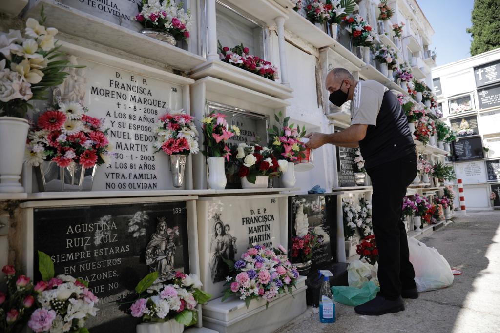 Ya se pueden volver a llevar flores a los cementerios que reabren sus puertas en la fase 2.