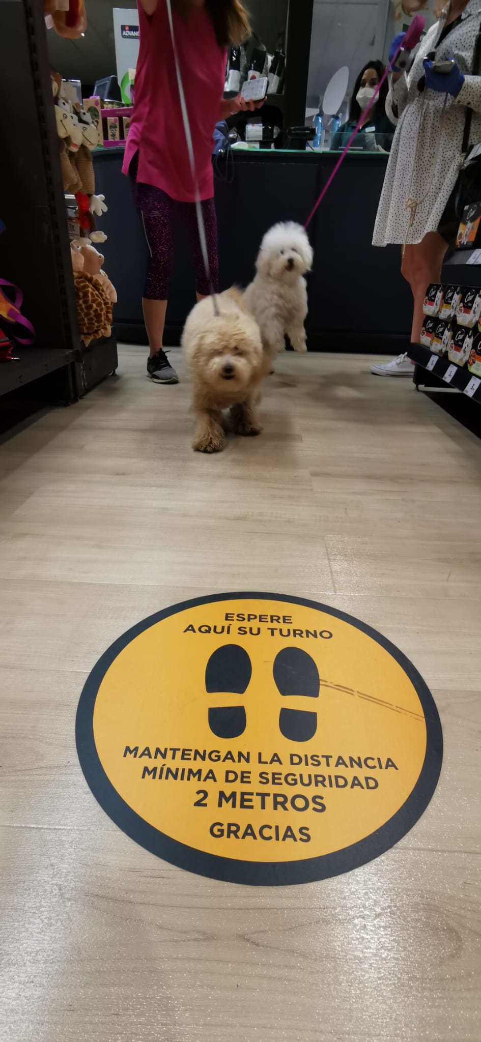 Señal indicativa en el suelo que recuerda la distancia de seguridad en el interior de El Corte Inglés.
