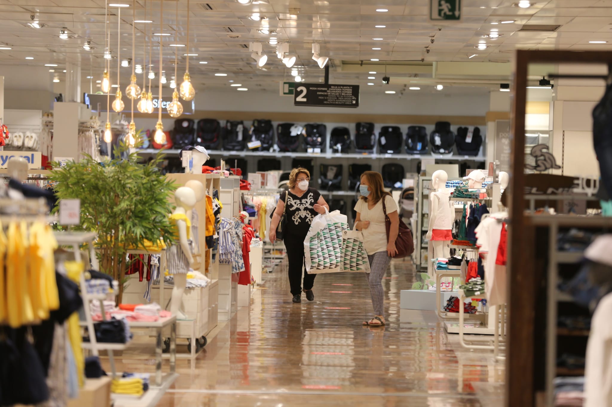 Las grandes superficies, como El Corte Inglés, pueden reabrir hoy sus puertas y recibir a sus primeros clientes.