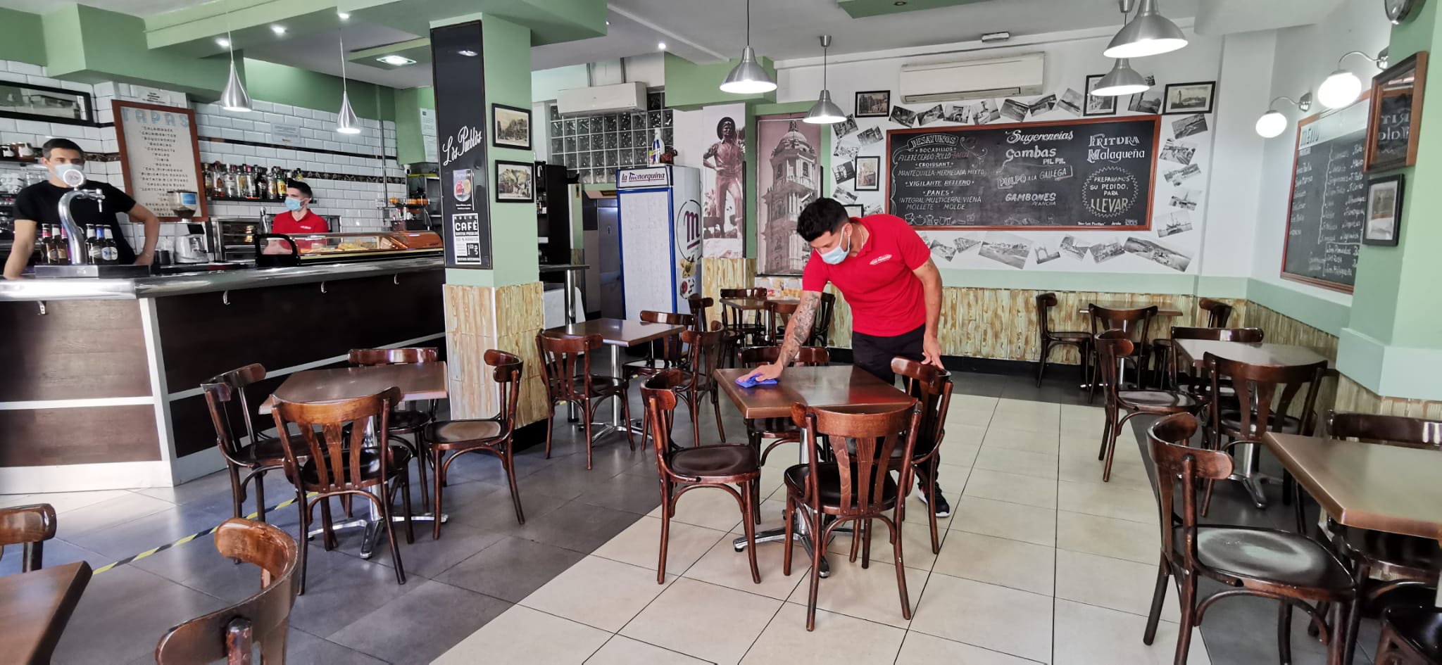 Bares y restaurantes acondicionan el interior de sus establecimientos donde está permitido un aforo del 40%. 