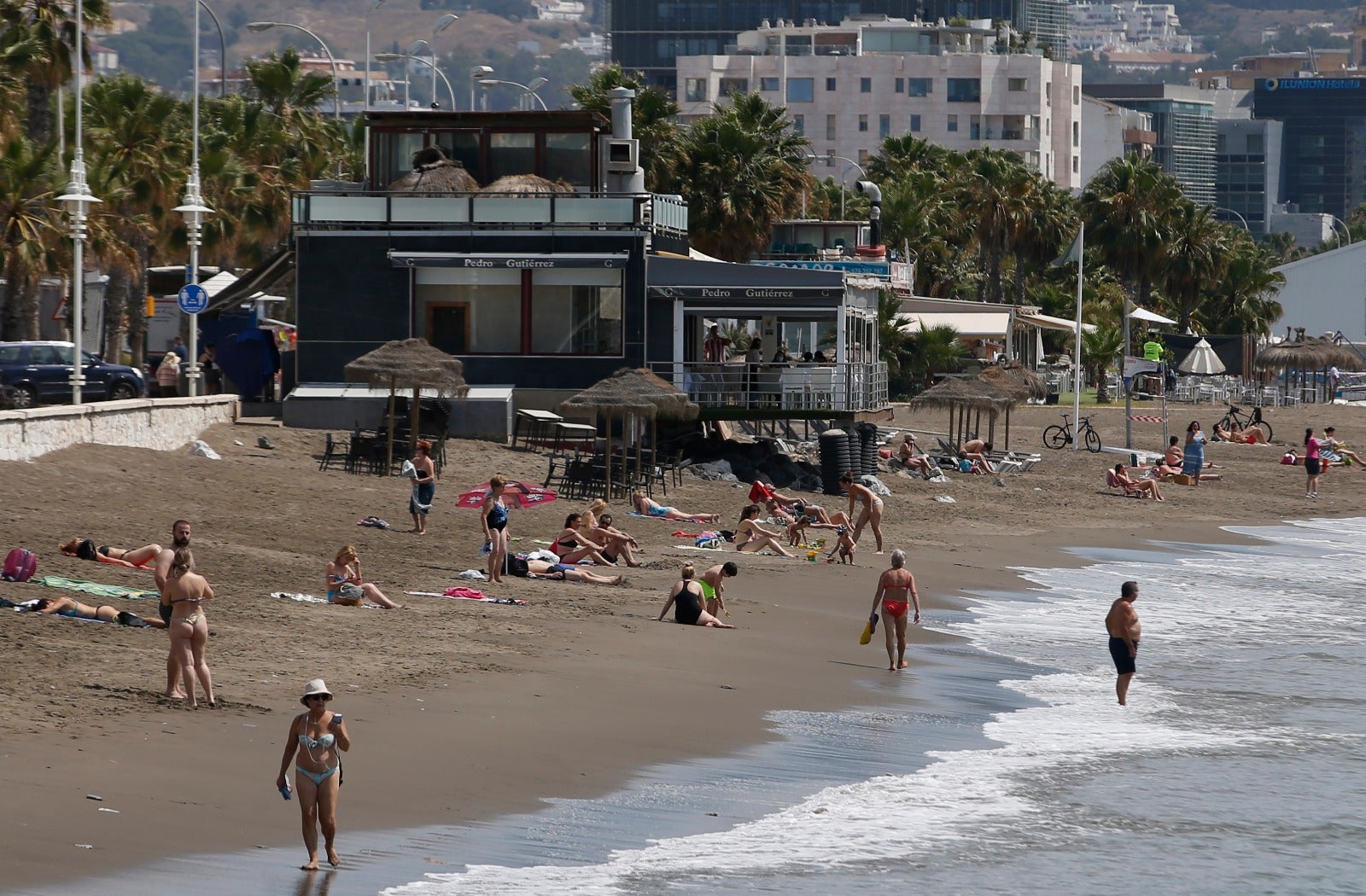 Imagen de bañistas en las playa de Huelin. 