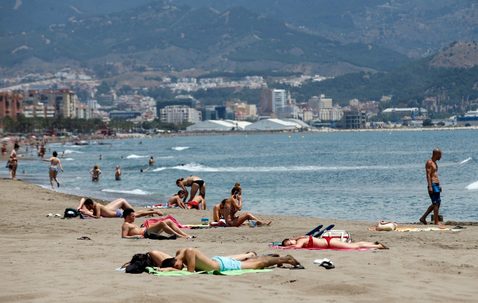 Bañistas en la playa de la Misericordia el primer día de la fase 2. 