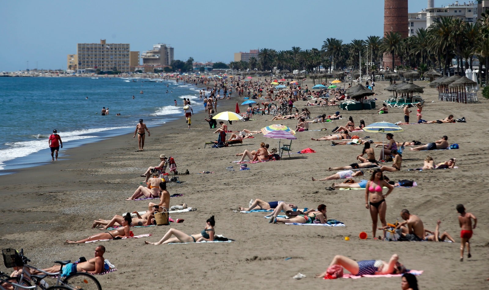 Bañistas en la playa de la Misericordia el primer día de la fase 2. 