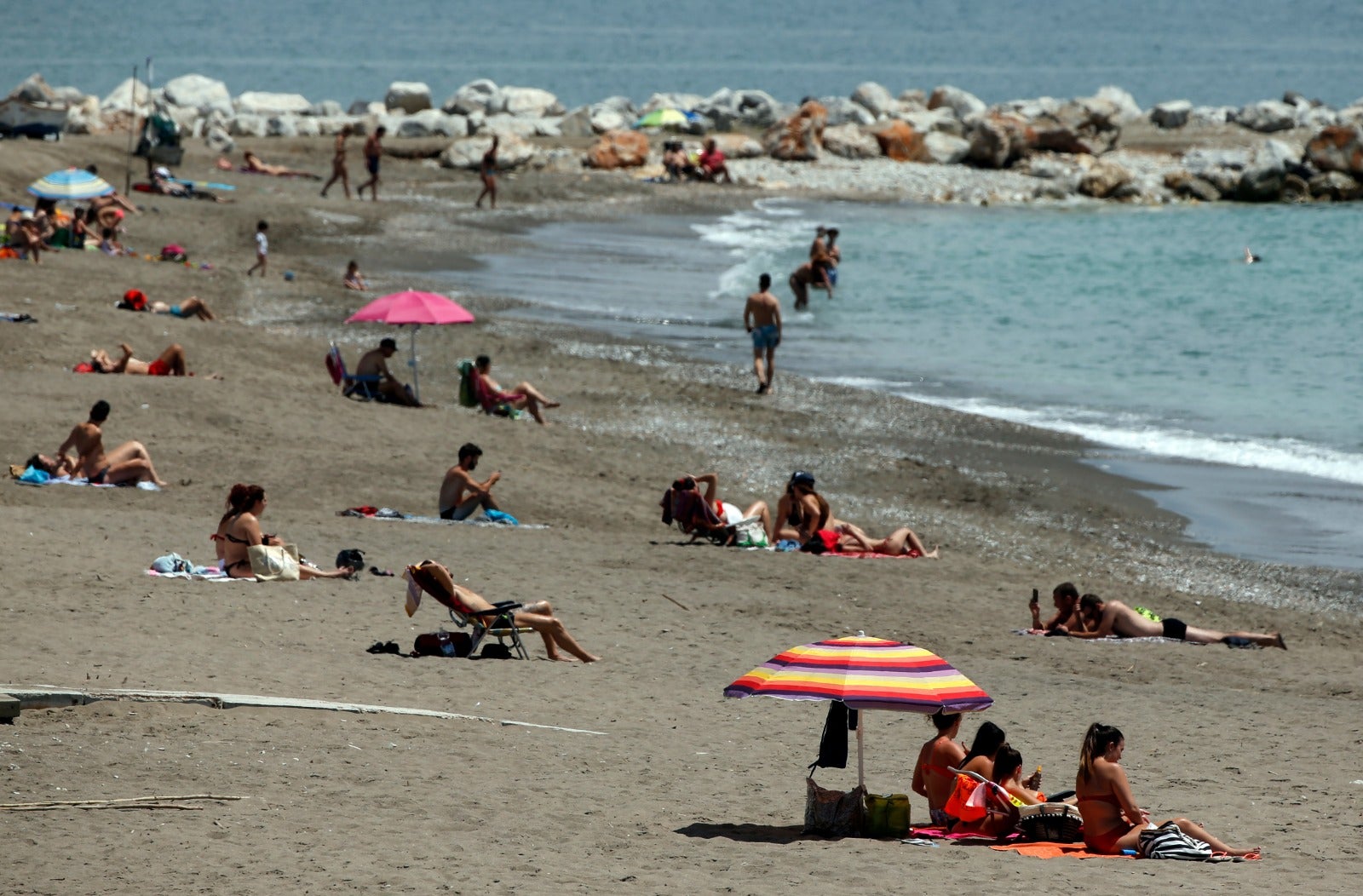 Bañistas en la playa de la Misericordia el primer día de la fase 2. 