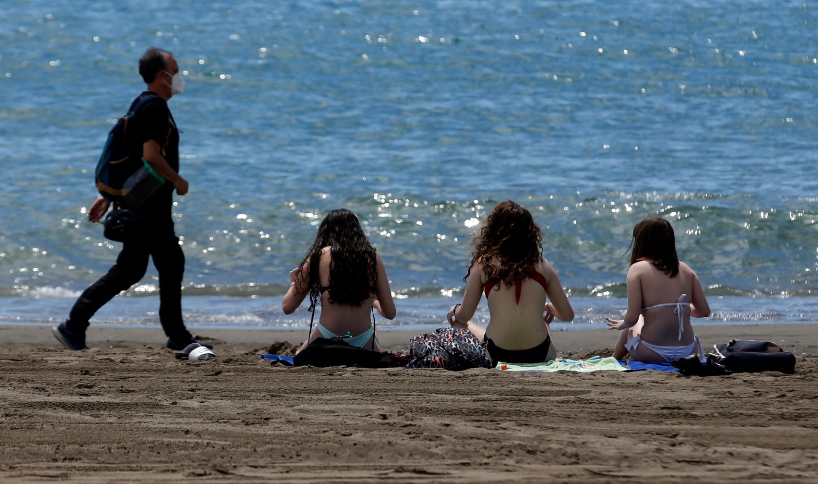 Bañistas en la playa de la Misericordia el primer día de la fase 2. 