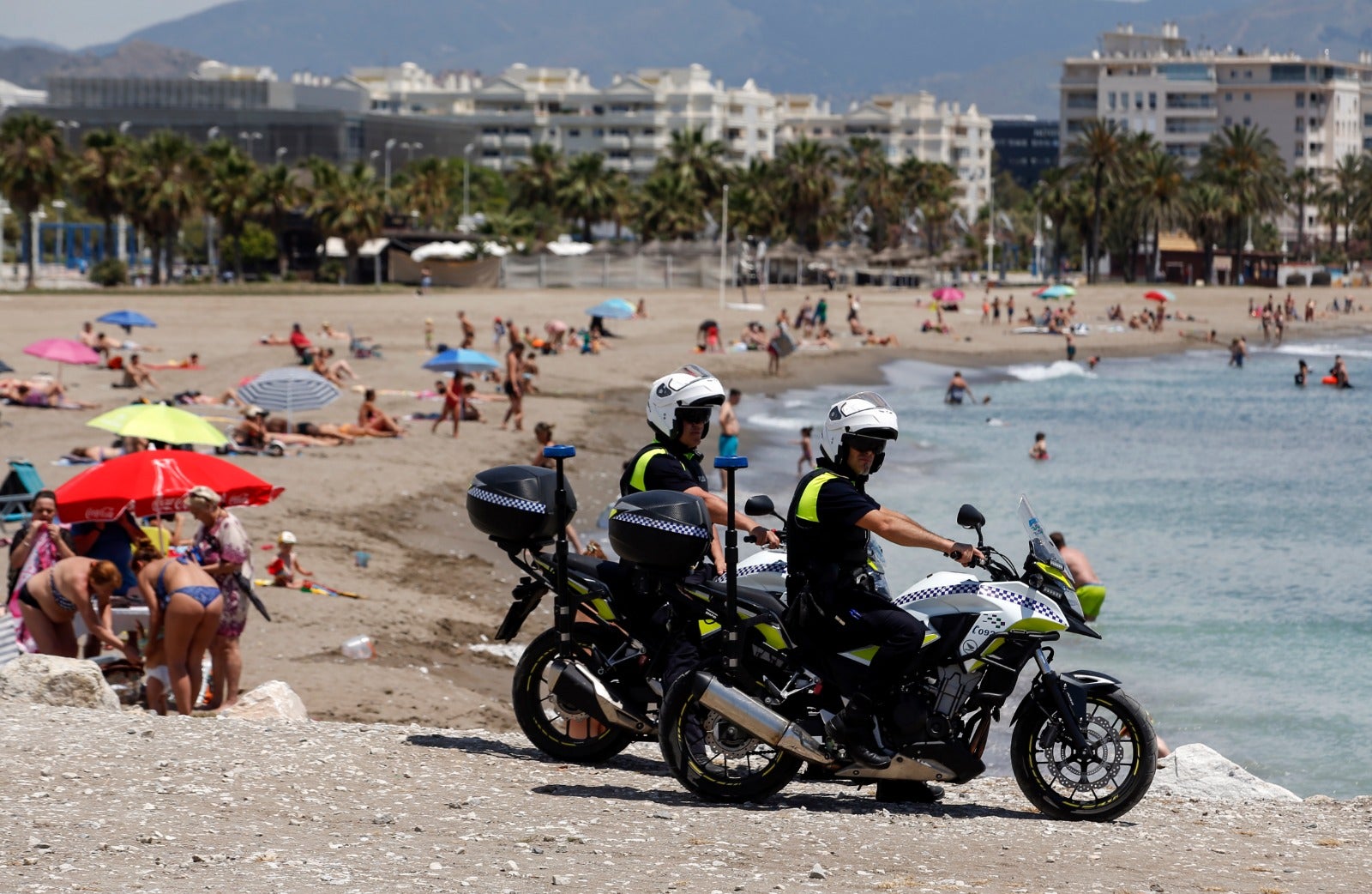 Bañistas y vigilancia policial en la playa de la Misericordia el primer día de la fase 2. 