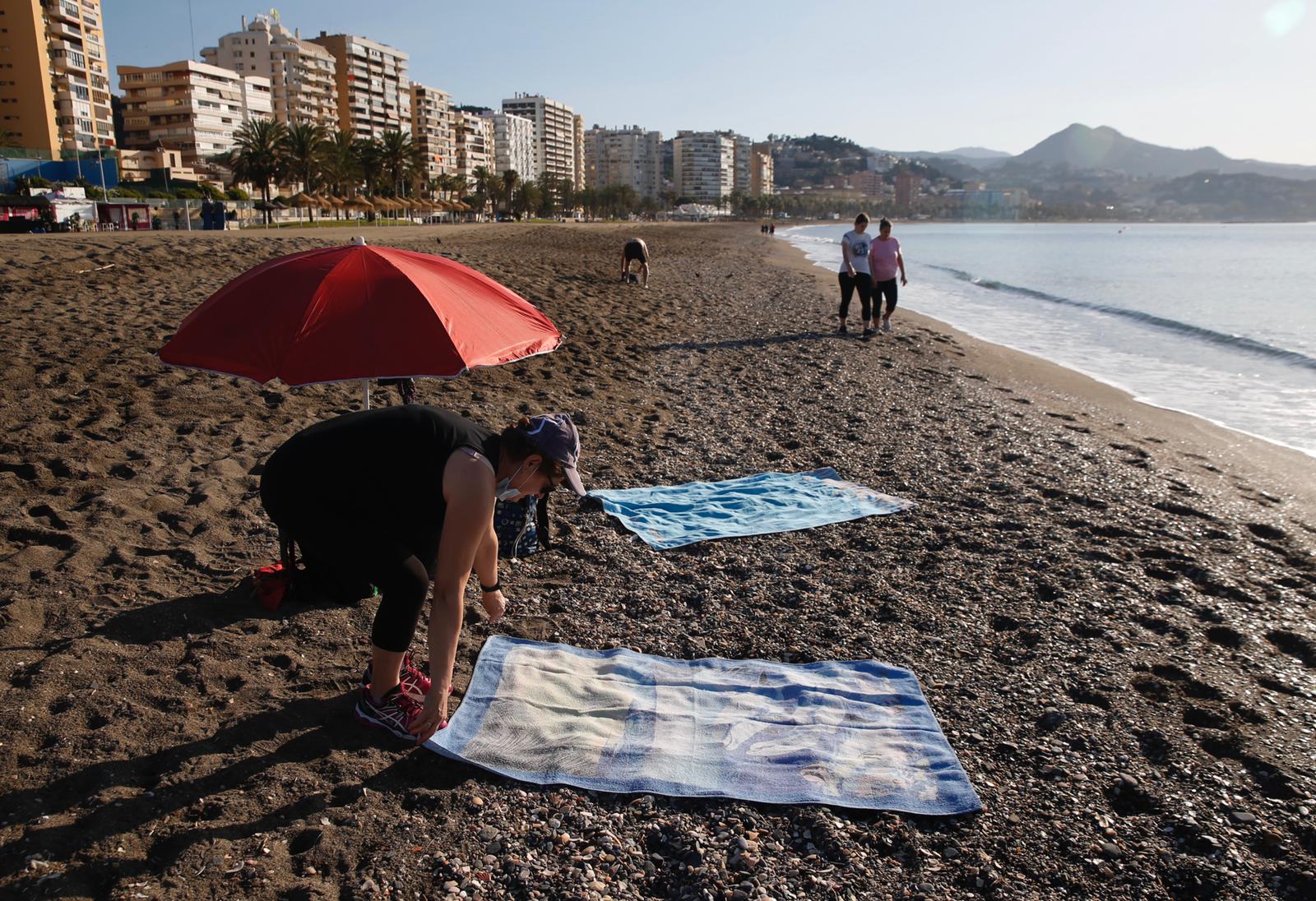 Primeros bañistas en La Malagueta.