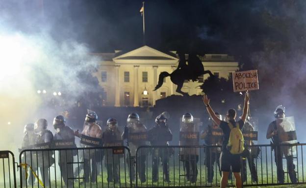 Los disturbios raciales engullen a Trump