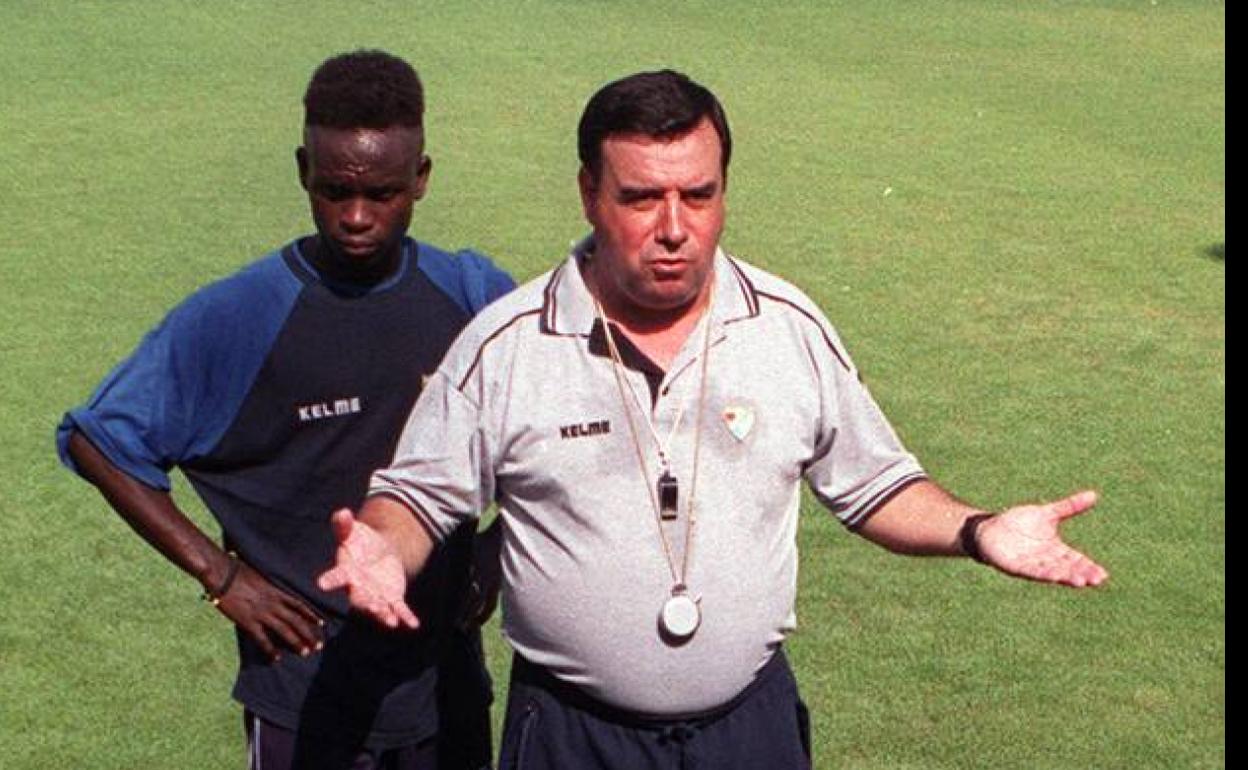 Pepe Sánchez, en una de sus numerosas facetas en el Málaga, cuando se quedó con los descartados en el verano de 1999 (en la imagen con Afriyie). 