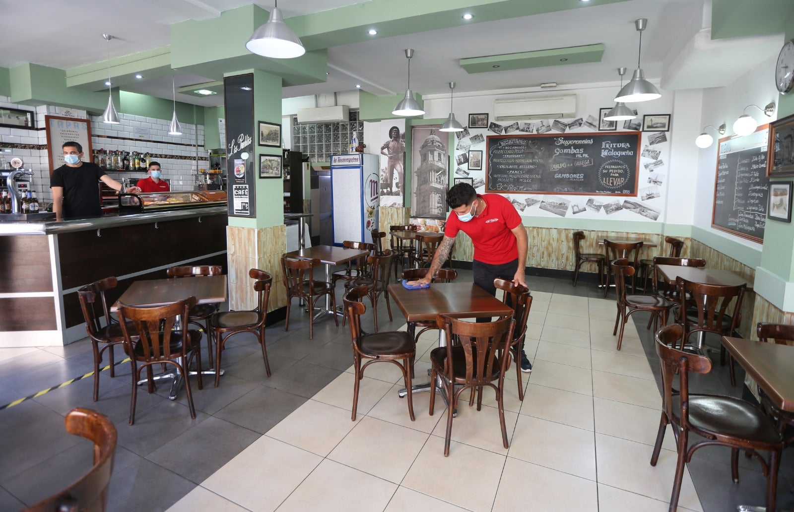 Las playas se abren al baño, los centros comerciales comienzan a funcionar y los negocios de hostelería toman impulso