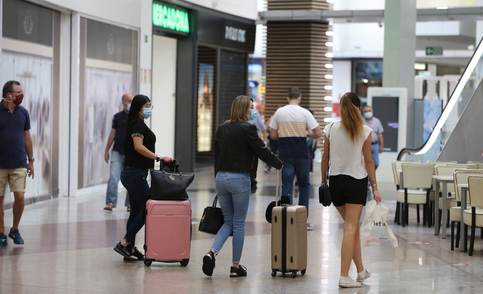 Las playas se abren al baño, los centros comerciales comienzan a funcionar y los negocios de hostelería toman impulso