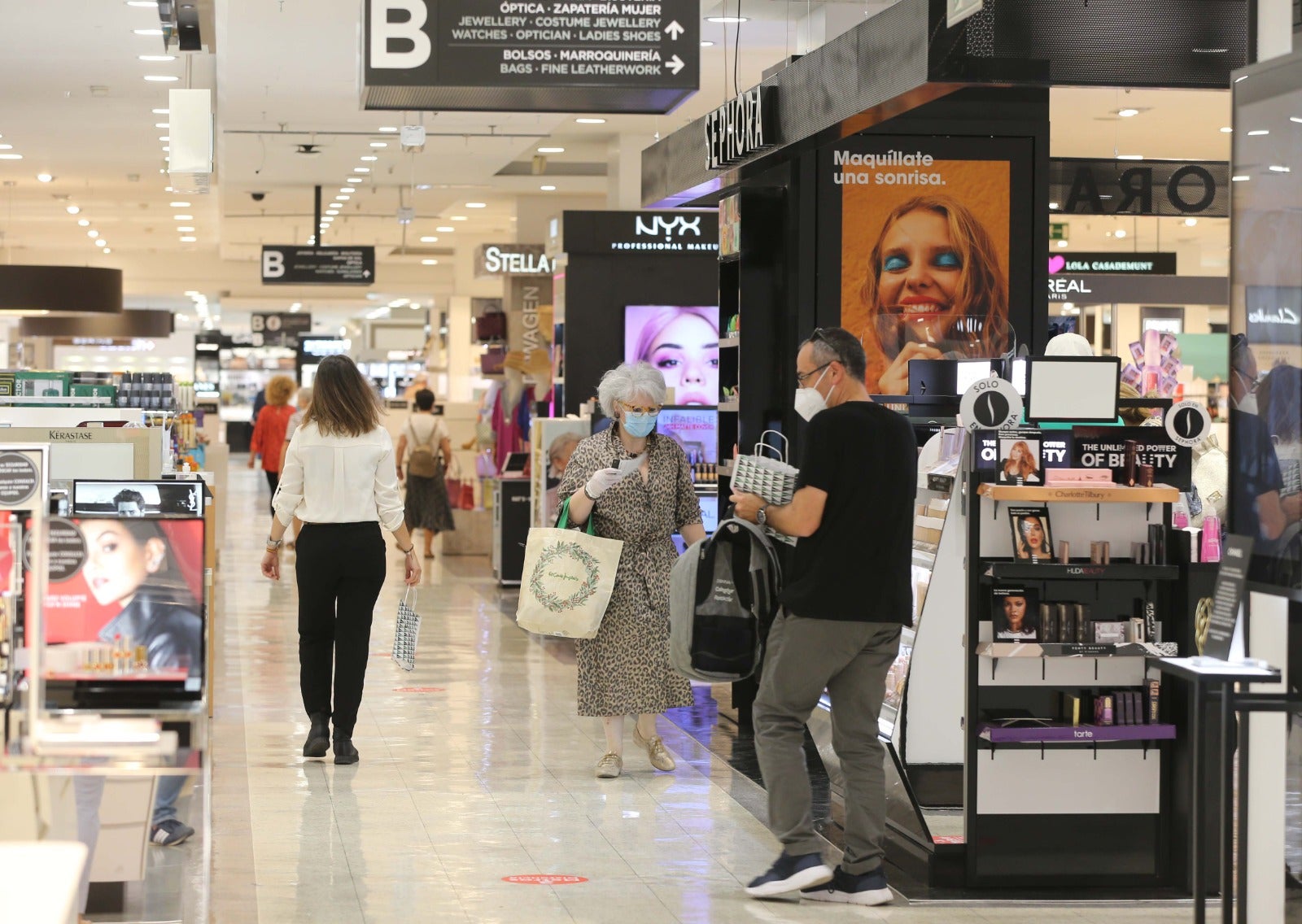 Las playas se abren al baño, los centros comerciales comienzan a funcionar y los negocios de hostelería toman impulso
