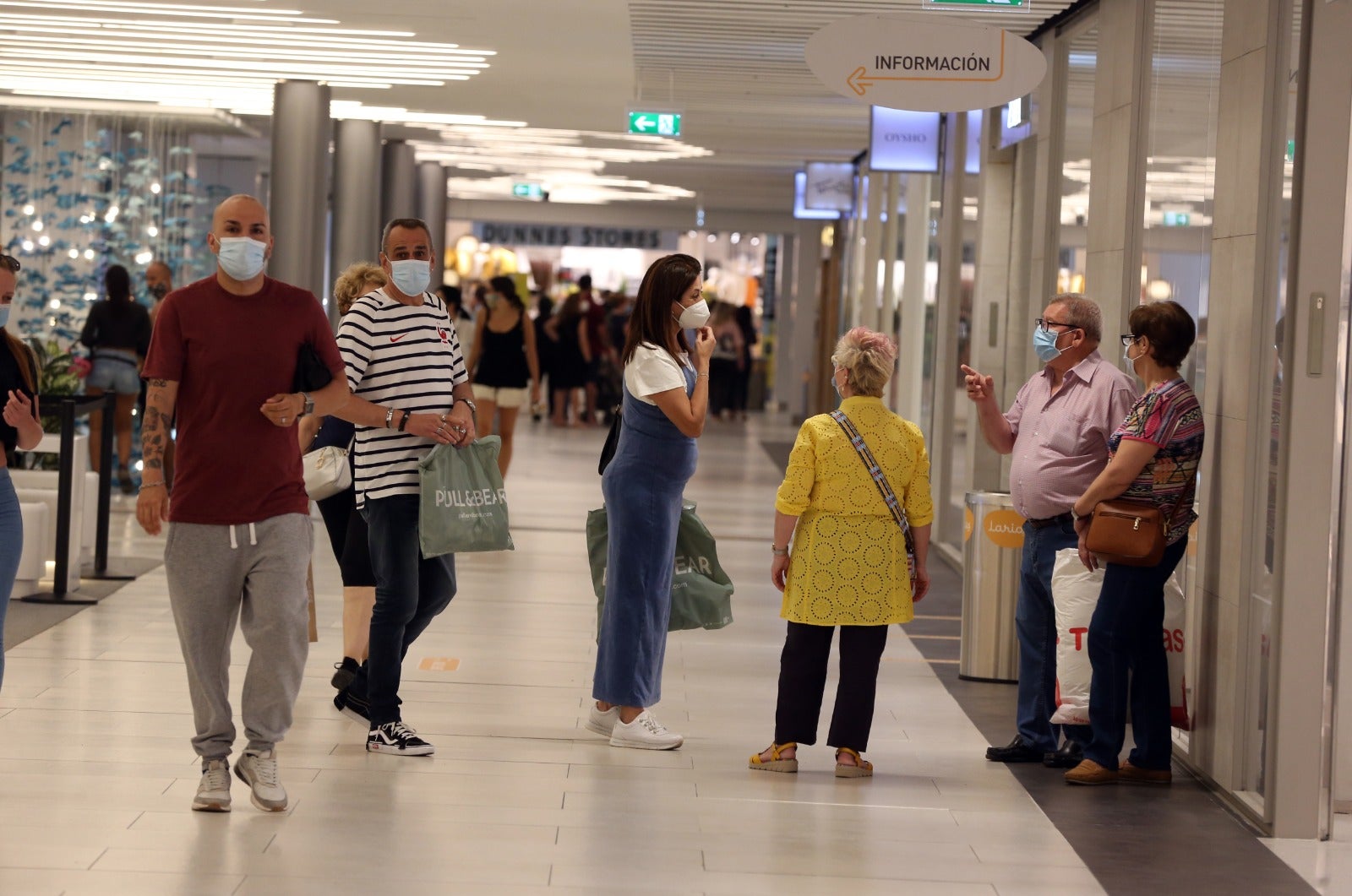 Las playas se abren al baño, los centros comerciales comienzan a funcionar y los negocios de hostelería toman impulso