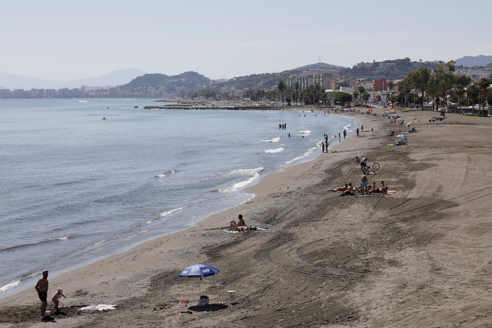 Las playas se abren al baño, los centros comerciales comienzan a funcionar y los negocios de hostelería toman impulso