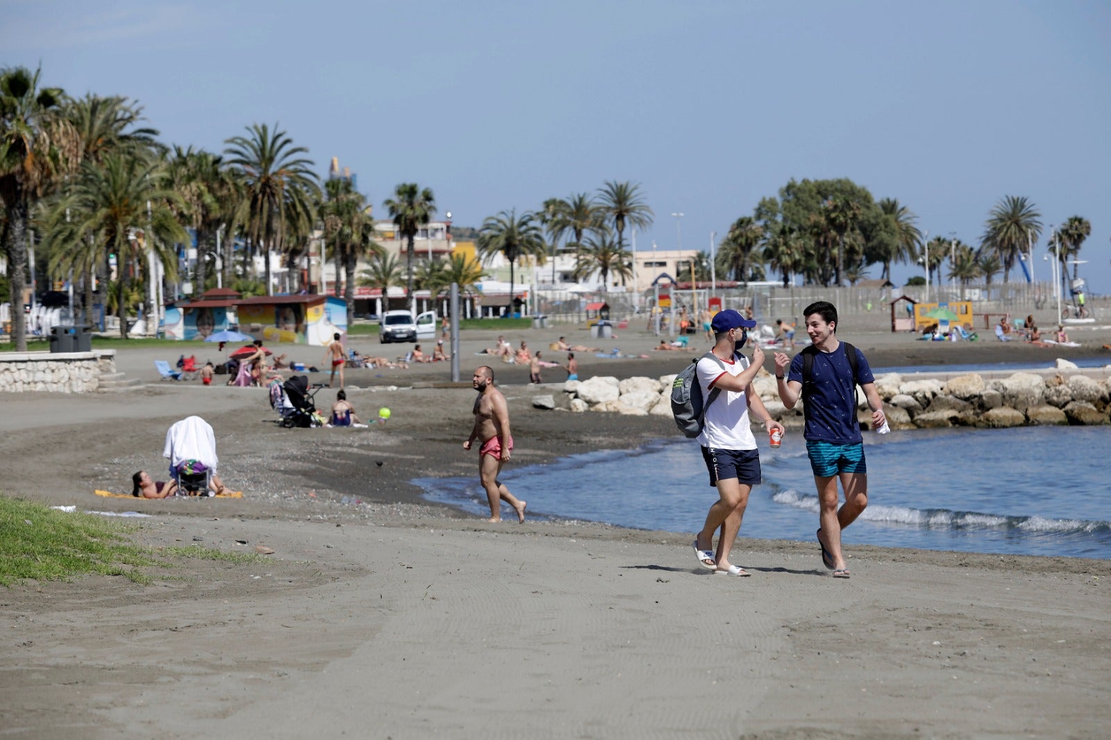 Las playas se abren al baño, los centros comerciales comienzan a funcionar y los negocios de hostelería toman impulso