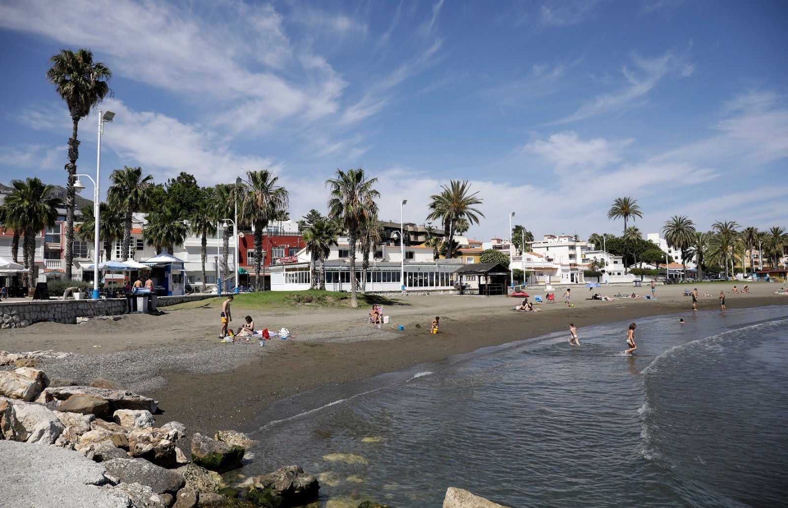 Las playas se abren al baño, los centros comerciales comienzan a funcionar y los negocios de hostelería toman impulso