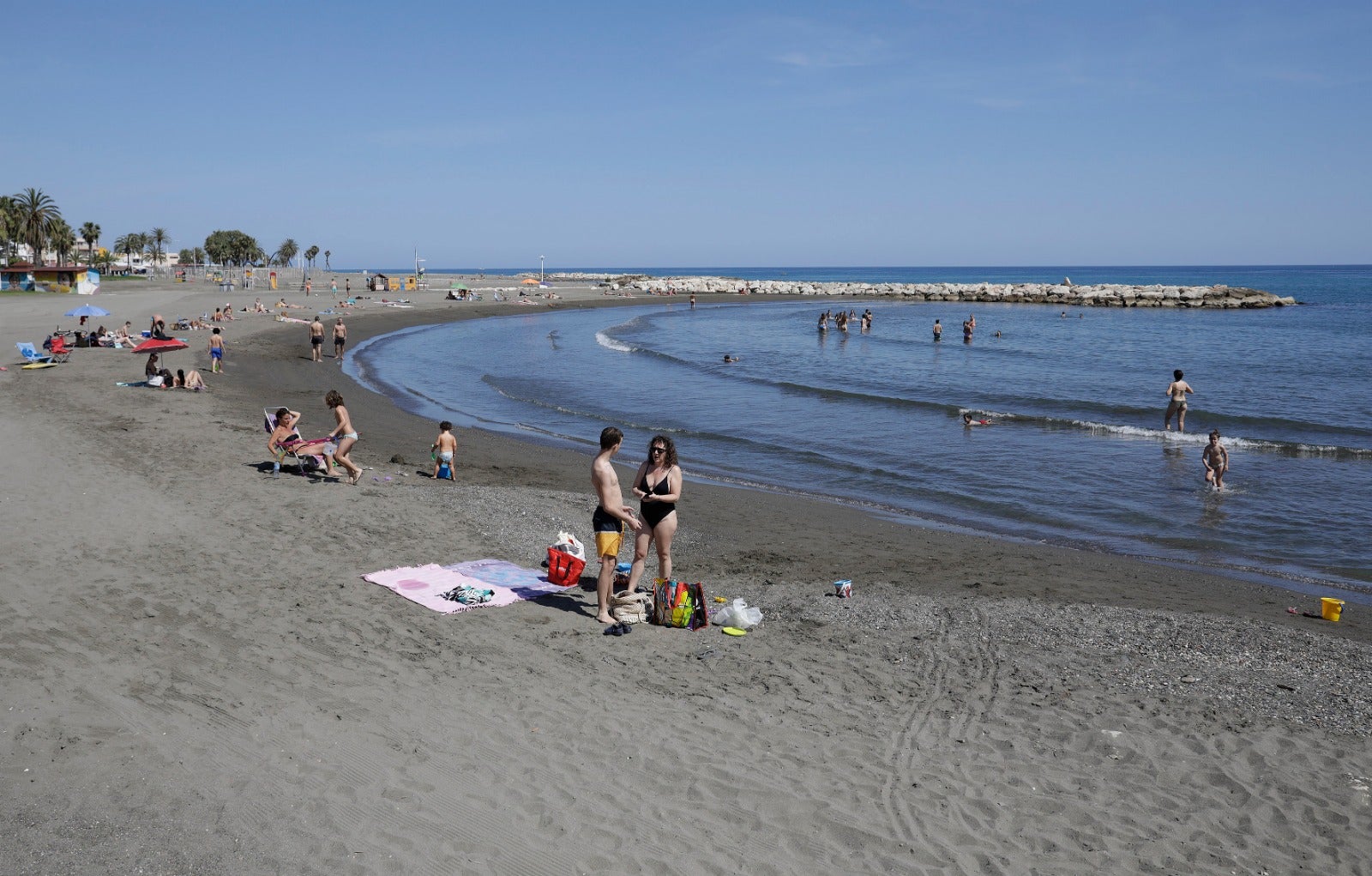 Las playas se abren al baño, los centros comerciales comienzan a funcionar y los negocios de hostelería toman impulso