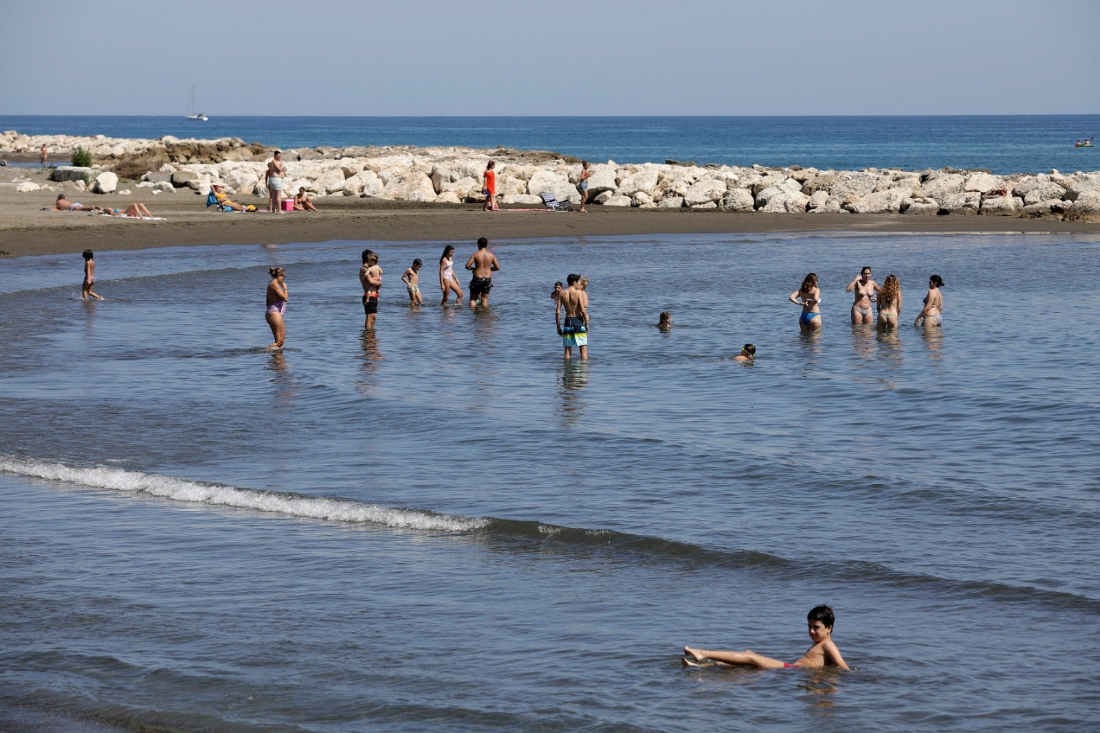 Las playas se abren al baño, los centros comerciales comienzan a funcionar y los negocios de hostelería toman impulso