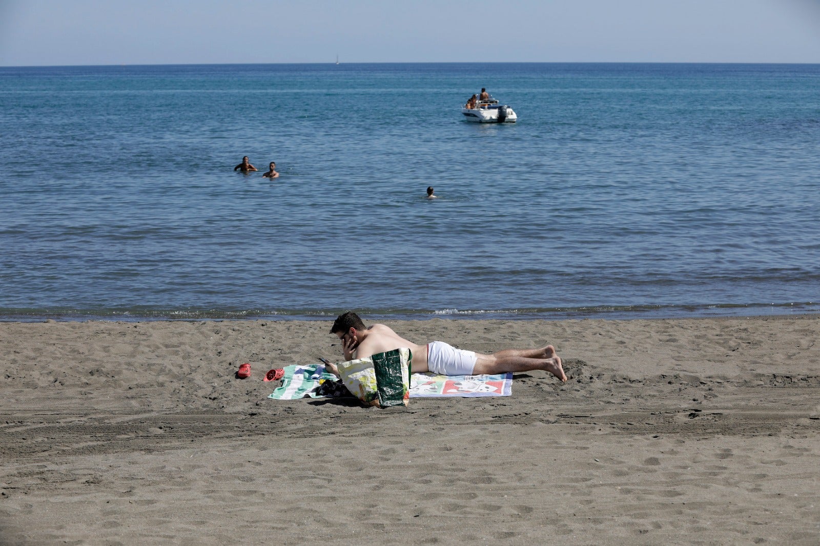 Las playas se abren al baño, los centros comerciales comienzan a funcionar y los negocios de hostelería toman impulso