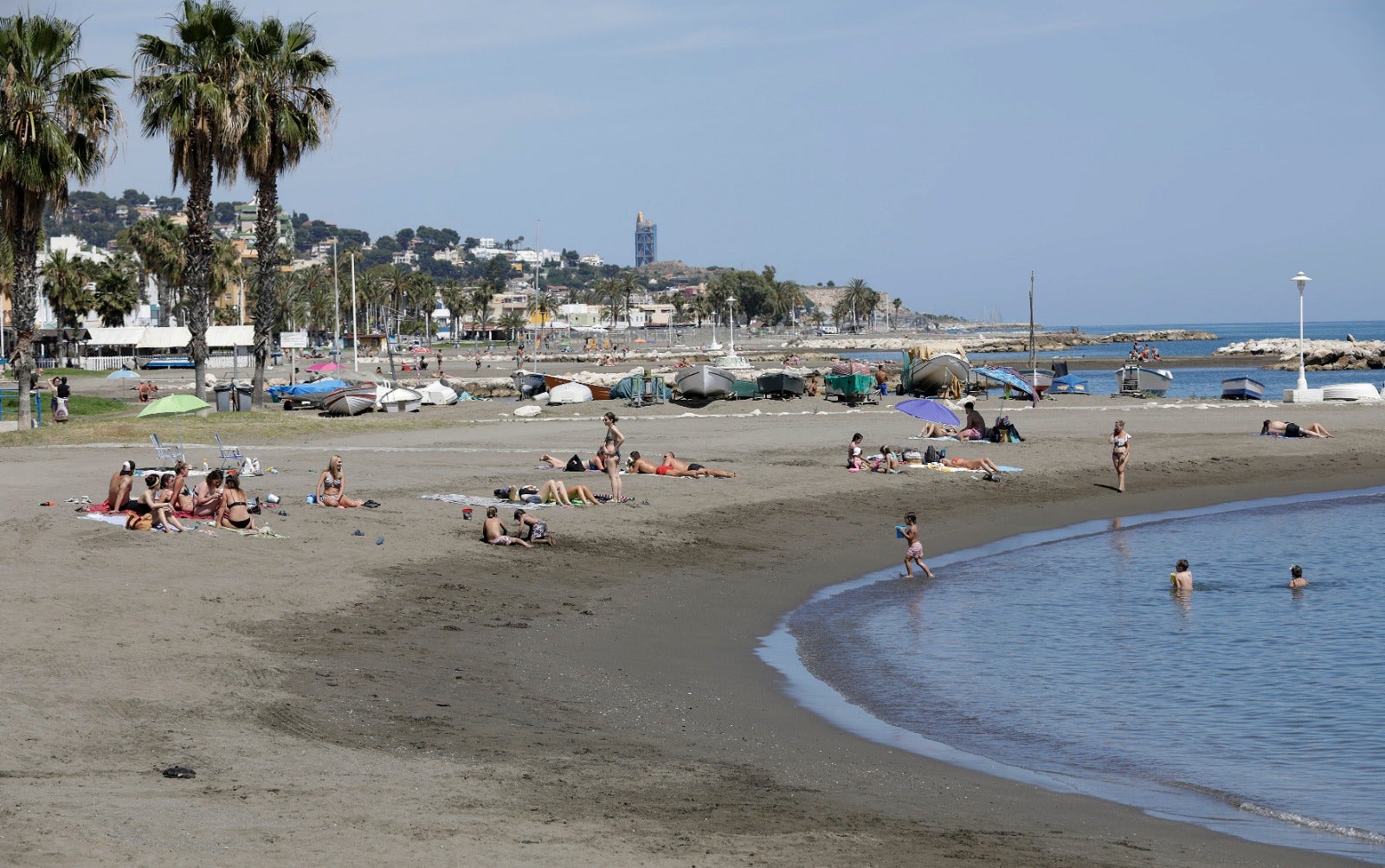 Las playas se abren al baño, los centros comerciales comienzan a funcionar y los negocios de hostelería toman impulso