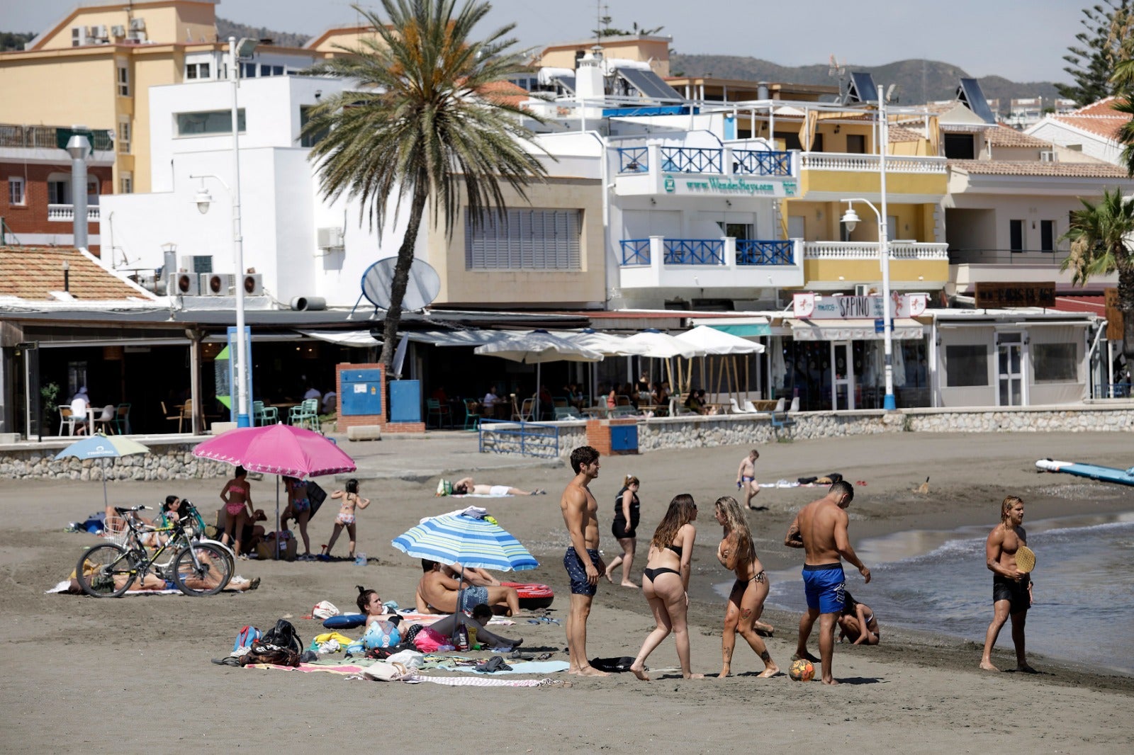 Las playas se abren al baño, los centros comerciales comienzan a funcionar y los negocios de hostelería toman impulso