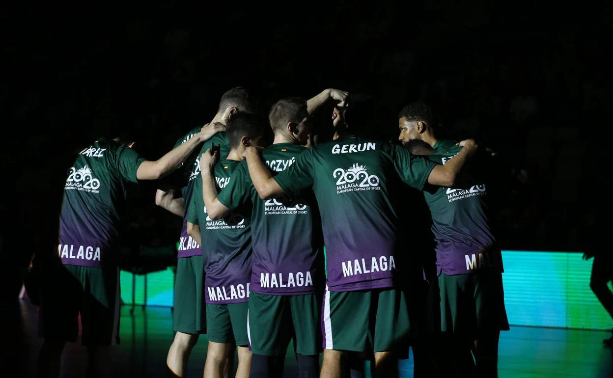 Los jugadores del Unicaja hacen piña antes del comienzo de un partido. 