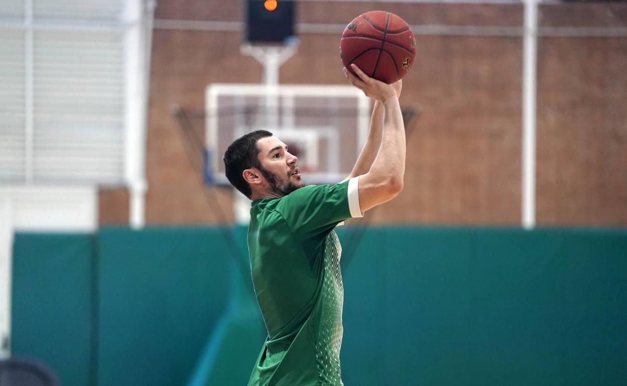 Biruzuela lanza a canasta en un entrenamiento en Los Guindos esta semana. 