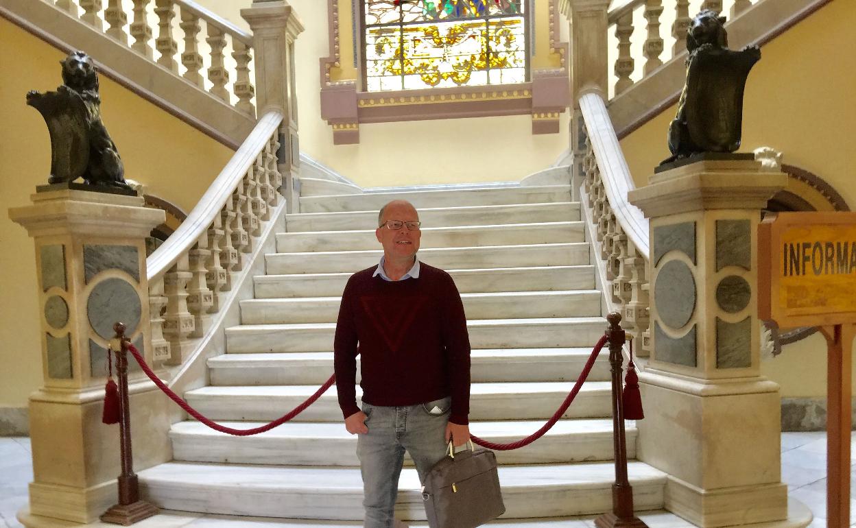 Wenceslao Alonso, en la escalinata principal del Ayuntamiento de Málaga.