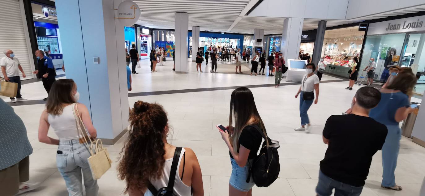Colas para entrar el Primark del Centro Comercial Larios