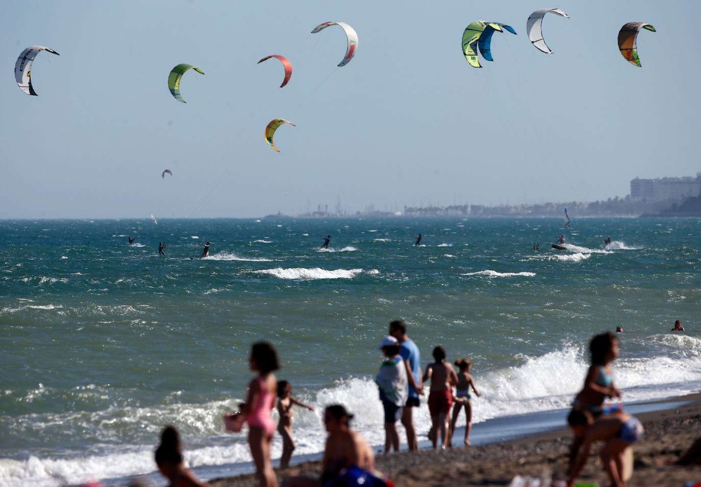 Decenas de cometas de 'kitesurf' en la playa de Guadalmar
