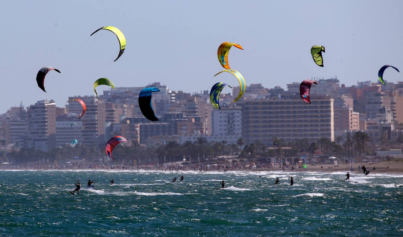 Decenas de cometas de 'kitesurf' en la playa de Guadalmar