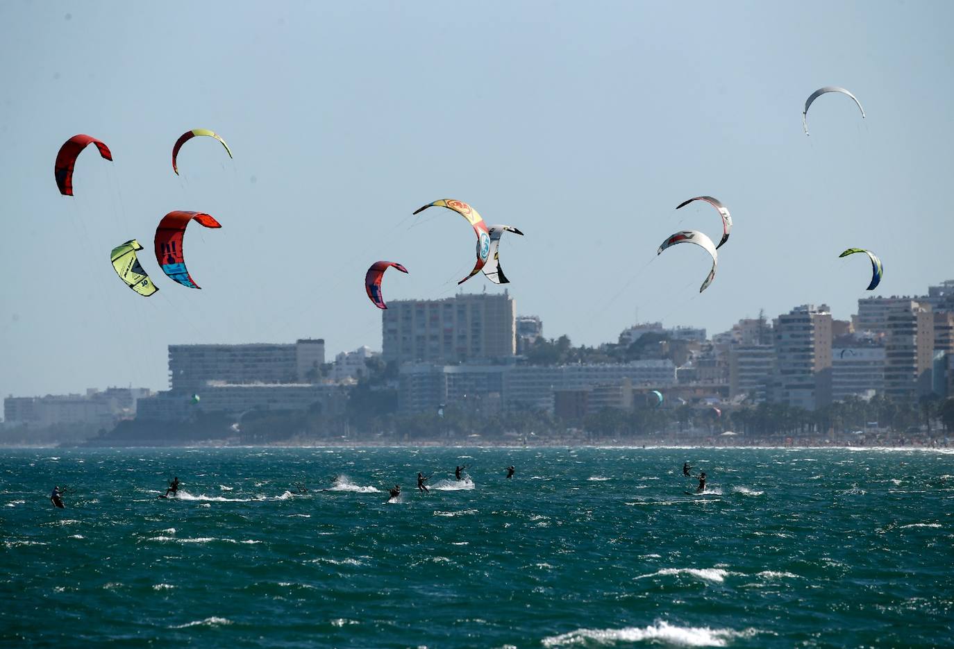 Decenas de cometas de 'kitesurf' en la playa de Guadalmar
