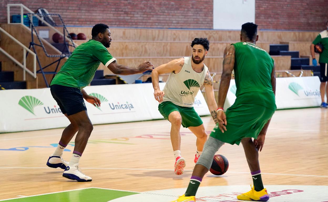 Francis Alonso, defendido por Ejim, durante un entrenamiento de esta semana en Los Guindos. 