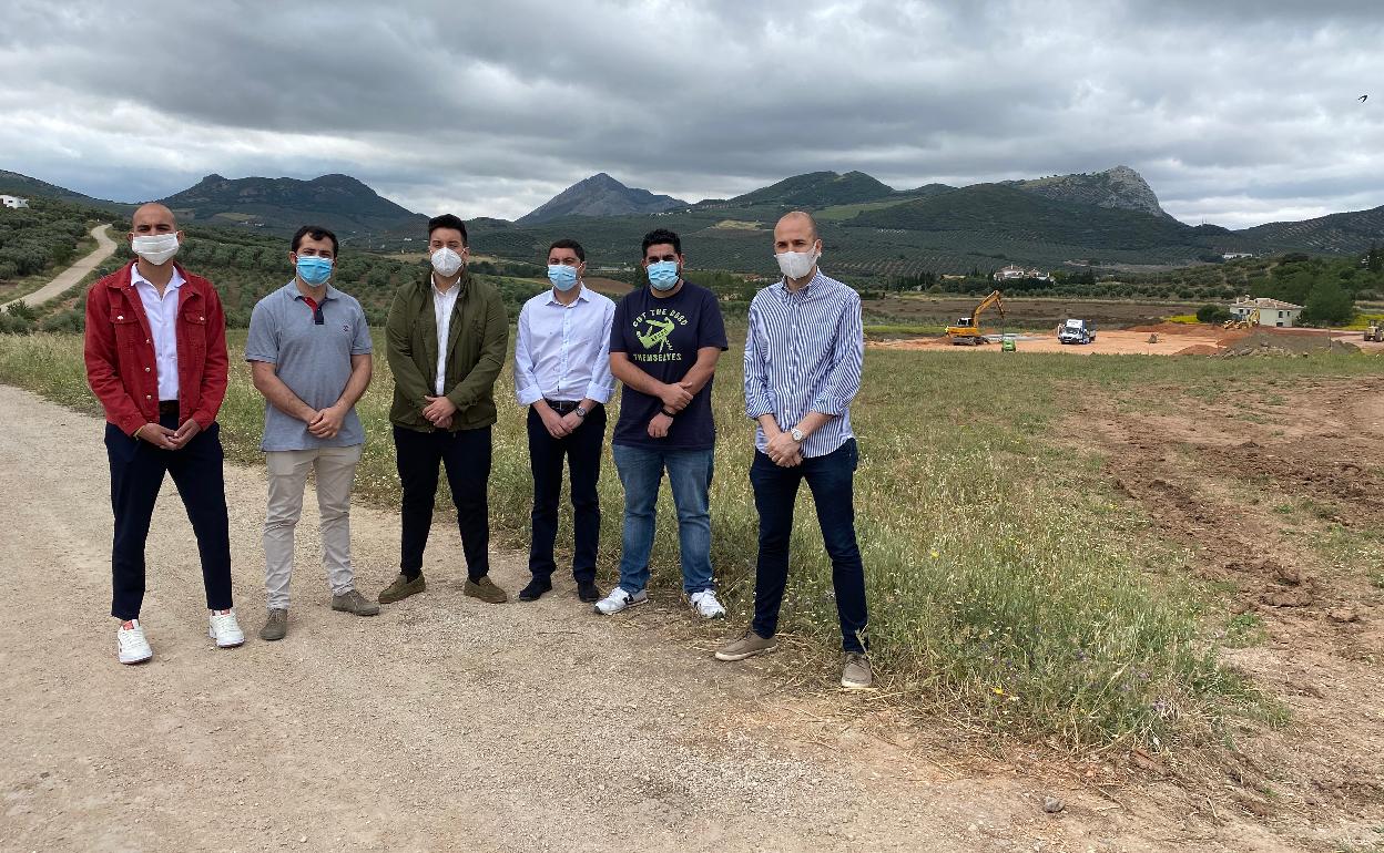 Los alcaldes de la comarca de Antequera, junto a las obras de construcción de la embotelladora.