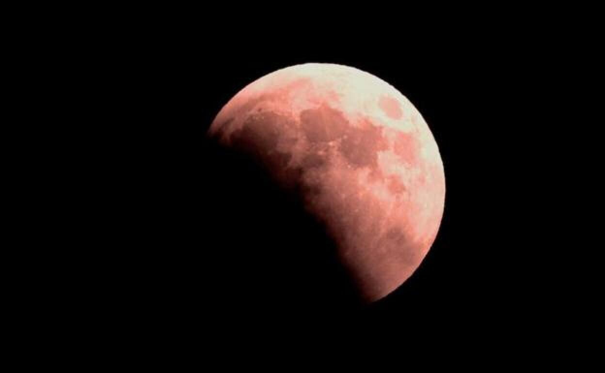 Eclipse lunar penumbral, como el que se vivirá este viernes. 