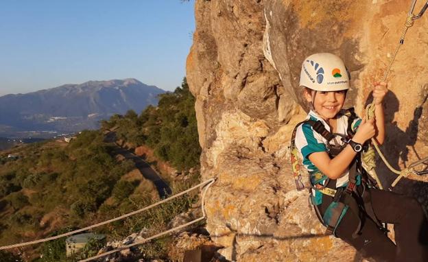 Las vías ferratas son algunas de las posibilidades de turismo activo en Comares para toda la familia.