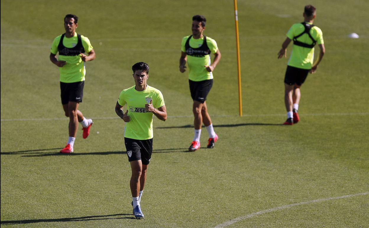 En primer plano, el canterano Juan Cruz, y al fondo, Luis Hernández, Juan Carlos e Ismael Casas.