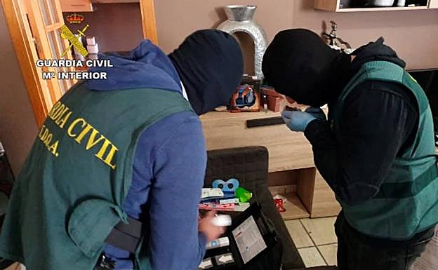 Los agentes, en uno de los registros. 