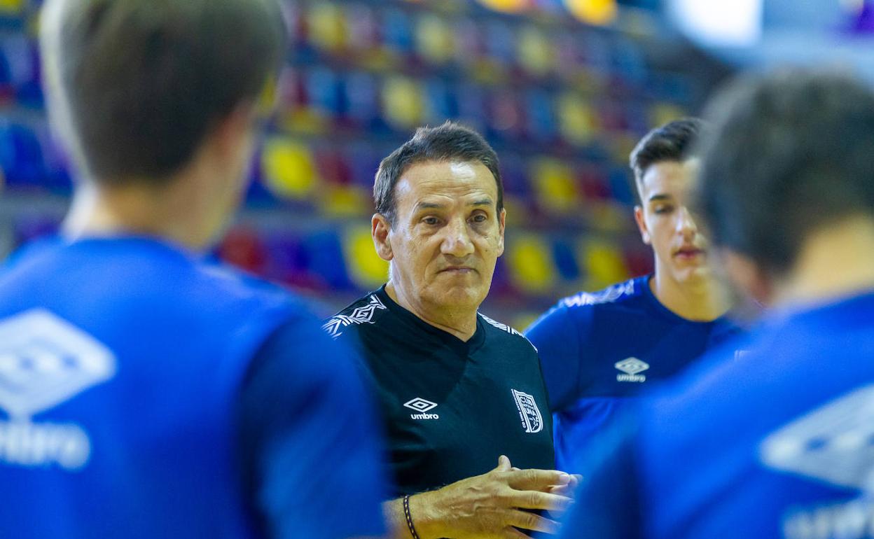 Moli se dirige a los jugadores del BeSoccer UMA Antequera, en un tiempo muerto de un partido. 