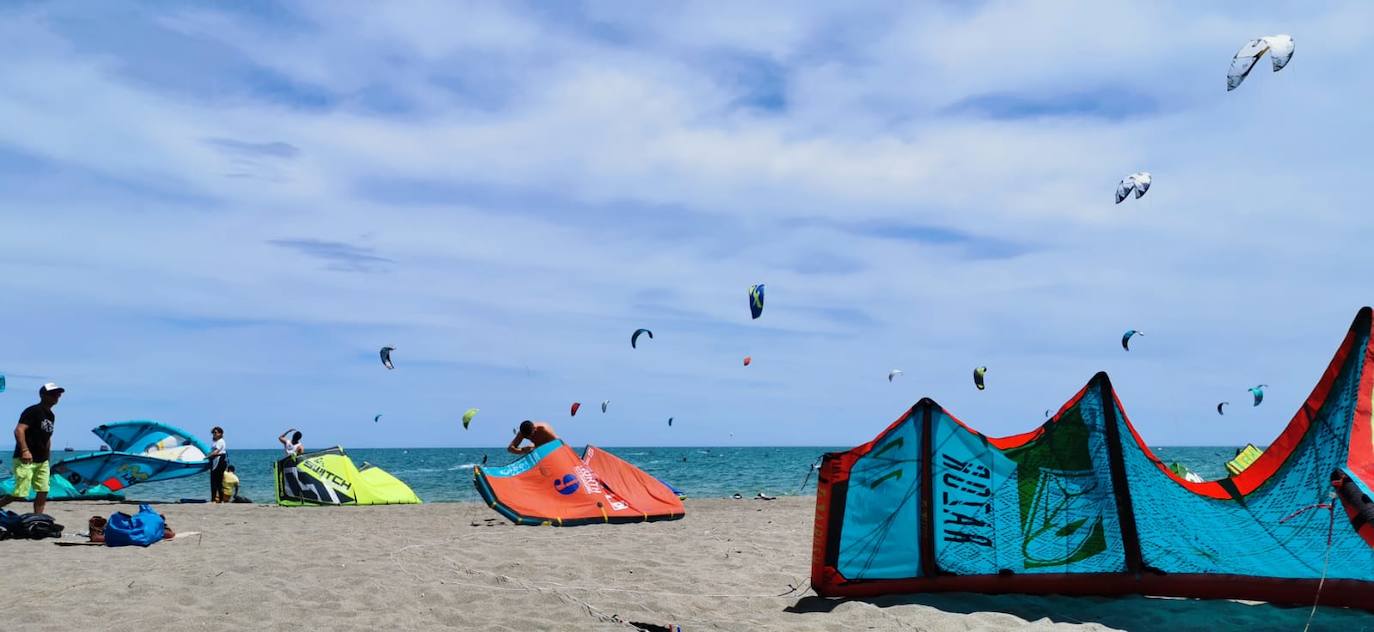 Los aficionados a los deportes de viento también han aprovechado este sábado. 