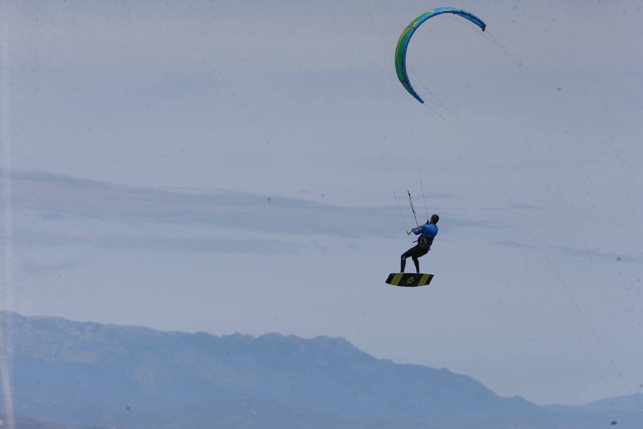 Los aficionados a los deportes de viento también han aprovechado este sábado. 