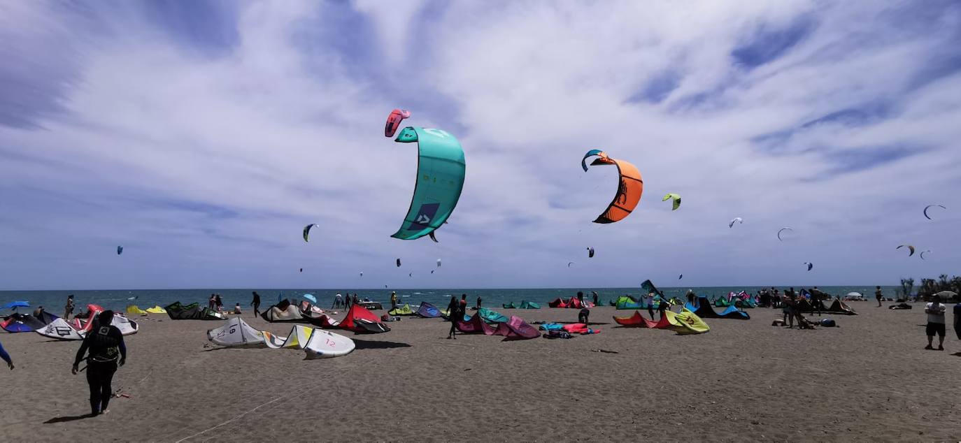 Los aficionados a los deportes de viento también han aprovechado este sábado. 