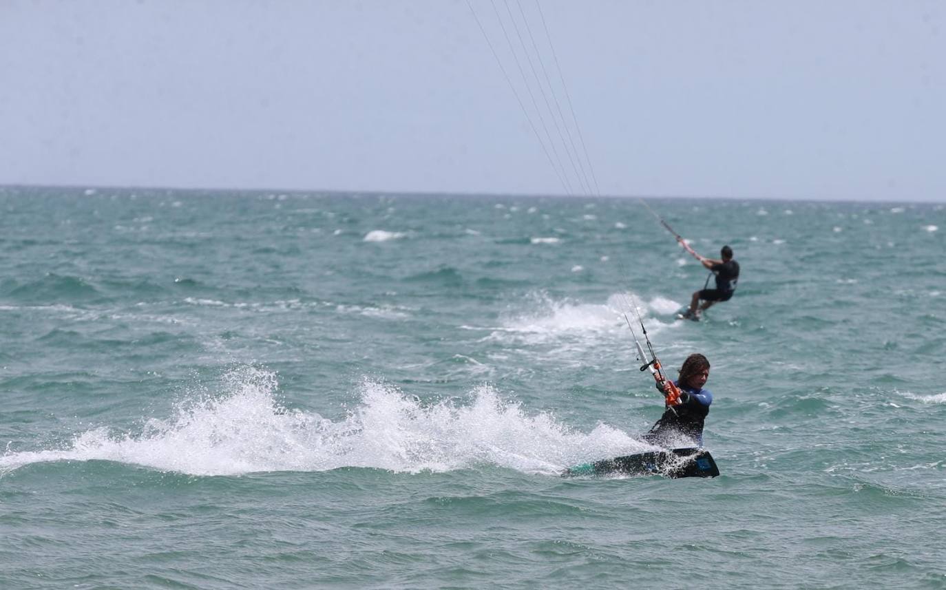 Los aficionados a los deportes de viento también han aprovechado este sábado. 